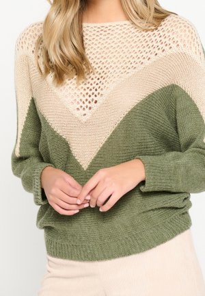 Suéter de punto con un diseño en chevron en verde oliva y beige, con un escote texturizado de punto abierto y puños acanalados.