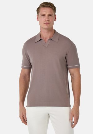 Polo a maniche corte in tessuto a maglia marrone chiaro con scollatura a V e rifiniture bianche sulle maniche. Design semplice e classico con una vestibilità rilassata.