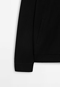 Zwarte sweatshirt met een gladde textuur, voorzien van een zijzak en geribbelde manchetten. Eenvoudig ontwerp met een rechte zoom.