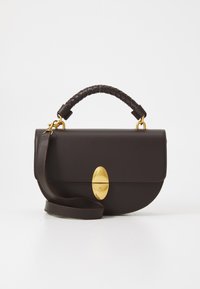 Sac à main en cuir brun avec une poignée supérieure tressée, un fermoir ovale doré et une bandoulière amovible. Présente un design élégant et arrondi avec des accents de couture.