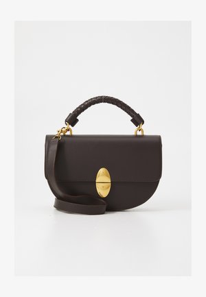 Borsa in pelle marrone con manico intrecciato, chiusura ovale dorata e tracolla rimovibile. Presenta un design elegante e arrotondato con dettagli di cucitura.