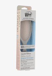 Wet Brush detangler i en klar pakke, med et lyst grått håndtak, rosa IntelliFlex-børster, og blå bakgrunn. Begrenset utgave merkevare.