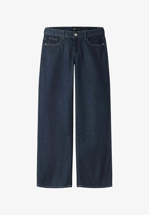Jean en denim bleu foncé à jambes larges avec bouton à l’avant, fermeture éclair, passants de ceinture et design à cinq poches sur fond blanc.