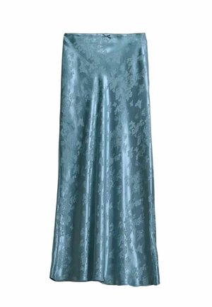 Długa, jasno-niebieska suknia z satyny z delikatnym kwiatowym wzorem i wąskim paskiem w talii.