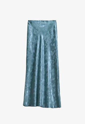 Długa, jasno-niebieska suknia z satyny z delikatnym kwiatowym wzorem i wąskim paskiem w talii.