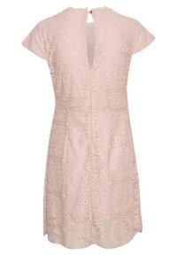 Robes en dentelle rose clair avec des manches courtes, un décolleté en V et une fermeture à boutons au dos. Présente des motifs floraux et géométriques tout au long.