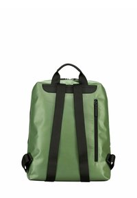 Sac à dos vert en matériau lisse et résistant à l'eau. Il possède des sangles noires, une poignée supérieure et une poche à fermeture éclair sur le côté pour un rangement supplémentaire.