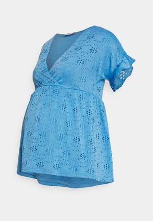 Blusa de maternidade azul claro com decote em V, mangas curtas com babados e padrão de ilhós. Tecido macio com um corte solto, aumentando o conforto.