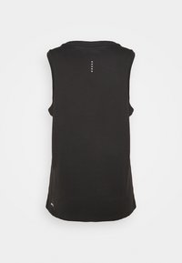 Černý sportovní top bez rukávů s kulatým výstřihem. Má hladkou texturu, nenápadný zadní rozparek a pět malých bílých teček podél páteře.