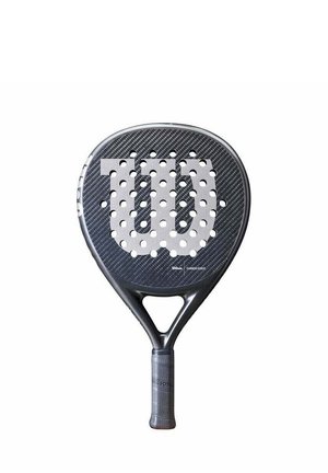 Pala de carbono negra con cabeza redonda, que presenta un gran corte en el logo de Wilson, agarre texturizado y perforaciones distintivas para mejorar el juego.