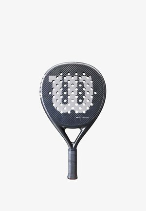 Schwarzer Carbon-Paddle mit rundem Kopf, ausgestattet mit einem großen Ausschnitt des Wilson-Logos, texturiertem Griff und auffälligen Perforationen für verbessertes Spiel.