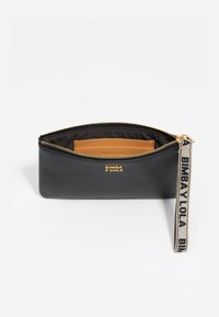 Borse in pelle nera con zip dorata, interno beige e tasca per carte. Include una tracolla in tessuto con il logo "BIMBA Y LOLA" in nero.