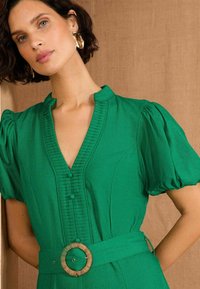 Love & Roses PETITE FIT - V-NECK  PUFF SLEEVE MIDI . - Kasdienė suknelė - green