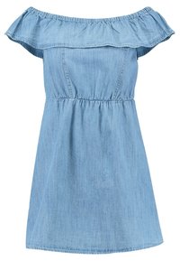 Ljusblå off-shoulder-jeansklänning med volangkantad halsringning, markerad midja och A-linjeformad kjol. Mjuk textur och avslappnad design.