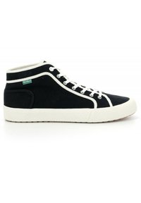 Sneakers alte nere in canvas con lacci bianchi, suola in gomma e patch logo verde. Presentano cuciture bianche a contrasto e accenti testurizzati.