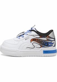 Białe syntetyczne sneakersy z niebieskimi akcentami, czarnym kołnierzem i grafiką Hot Wheels. Posiadają teksturowaną podeszwę i okrągły element do trzymania sznurowadeł.