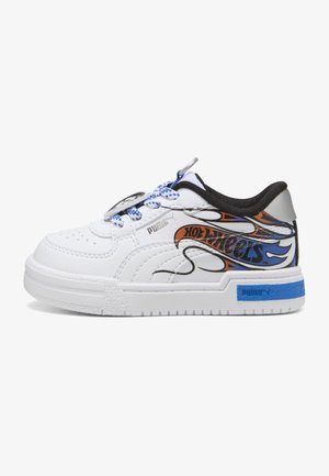 Baltie sintetinis sportbačiai su mėlynomis detalėmis, juodu apykakle ir „Hot Wheels“ grafikų dizainu. Šie sportbačiai turi tekstūruotą pėdą ir apvalų raištelių laikiklį.