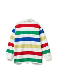 Koszulka polo z długim rękawem wykonana z dzianiny, ozdobiona szerokimi, poziomymi paskami w kolorach czerwonym, zielonym, niebieskim i żółtym na białym tle, widziana od tyłu.