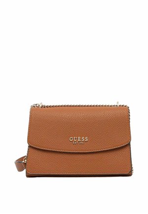 Sac bandoulière Guess en cuir marron texturé avec bandoulière chaîne argentée et logo argenté "GUESS EST 1981" sur le rabat avant.