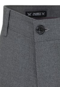 Szare dopasowane spodnie z teksturowanej tkaniny, zapinane na guzik, z wyraźną metką w pasie i detalami w przeszyciach.