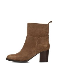 Stivale alla caviglia in suede marrone con punta arrotondata, design affusolato, tacco spesso e un laccio sul retro per una facile indossabilità.