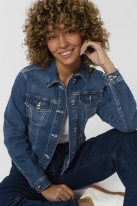 Chaqueta de mezclilla con un diseño clásico, color azul, botones plateados, dos bolsillos en el pecho y detalles desgastados a lo largo de las costuras.