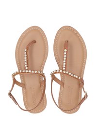 Bruine faux leren sandalen met een teenpostontwerp, versierd met heldere rhinestenen langs de band, met een platte zool en een enkelgesp.