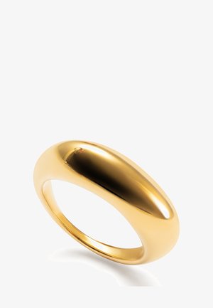 Kultasormus, jossa on sileä, pyöristetty muotoilu. Se sisältää kiiltävän, kiillotetun pinnan ja hieman kapenevan siluetin virtaviivaista ulkonäköä varten.