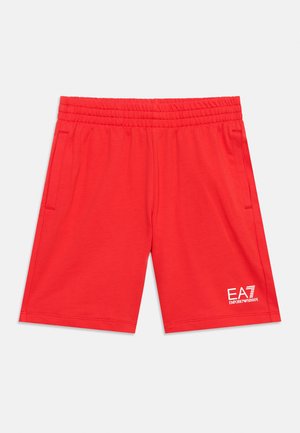 Pantalones cortos rojos con cintura elástica, bolsillos laterales y logotipo blanco "EA7 Emporio Armani" en la parte inferior de la pierna izquierda, sobre un fondo gris.