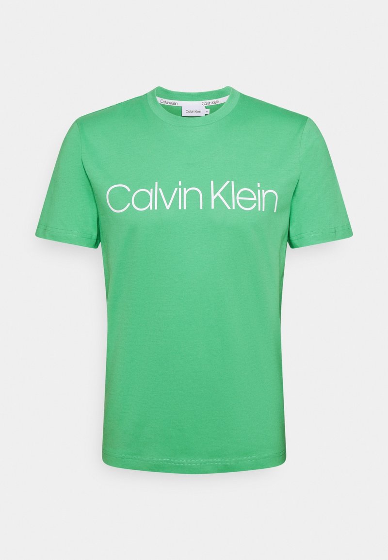 Grünes Baumwoll-T-Shirt mit Rundhalsausschnitt und kurzen Ärmeln, mit einem weißen "Calvin Klein"-Logo in der Mitte auf der Vorderseite.