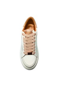Weiße Ledersneaker mit runder Zehenform, beigen Schnürsenkeln und einem strukturierten metallic Akzent an der Zunge. Glatte Oberfläche mit einer gepolsterten Innensohle.