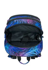 Zaino con una base nera che presenta un motivo colorato di foglie di palma in blu e viola. Totalmente aperto, che mette in mostra un ampio interno non foderato.