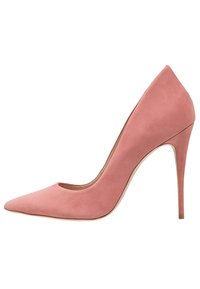 Escarpin en daim rose à talons hauts avec un bout pointu, une silhouette épurée et un talon aiguille. Texture lisse et design simple.