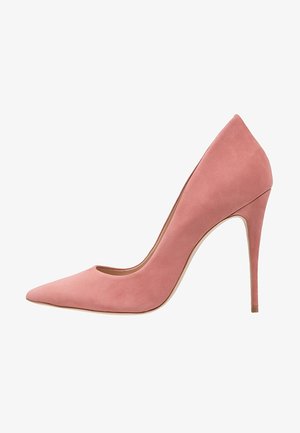 Escarpin en daim rose à talons hauts avec un bout pointu, une silhouette épurée et un talon aiguille. Texture lisse et design simple.