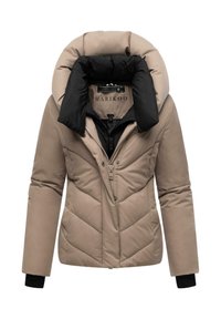 Veste de duvet beige avec une grande capuche noire, fermeture éclair et détails de matelassage en chevrons. Présente une doublure intérieure noire et des poignets.