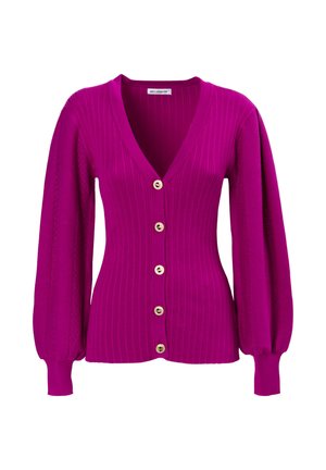 Fuchsia Rippstrick-Cardigan mit V-Ausschnitt, langen Puffärmeln und sechs goldfarbenen Knöpfen auf der Vorderseite. Weiche Textur, taillierte Silhouette.