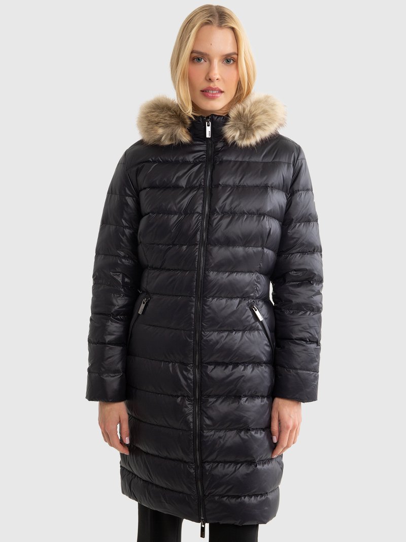 Must musternööbiga must puffer-jope ning karvatrimmiga kapuuts. Omab tikandit, esit zipper-kinnitust ja kahte külgmist zipper-taskut.