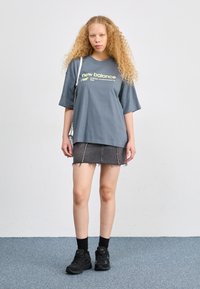 New Balance LINEAR HERITAGE TEE - Trükipildiga T-särk - graphite