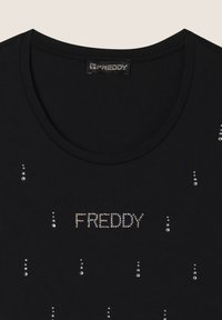 T-shirt nera con scollatura rotonda e decorazioni in strass sparse, con "FREDDY" scritto in cristalli sulla parte anteriore.