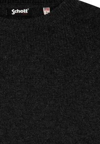 Schwarzer Strickpullover mit geripptem Muster und rundem Ausschnitt. Verfügt über ein "Schott"-Label und ein kleines amerikanisches Flaggenetikett im Inneren.