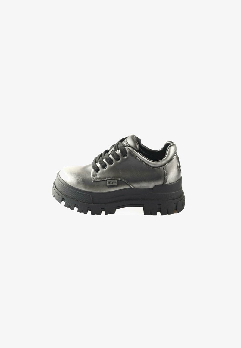 Chaussure noire métallisée à lacets, semelle épaisse et texturée, petit talon et finition lisse, présentée de profil sur fond blanc.