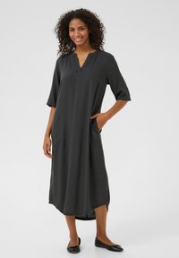 Robe gris foncé, à mi-mollet, avec un ourlet fendu, des manches mi-longues, un décolleté en V et des poches latérales, fabriquée dans un tissu doux et léger.