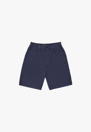 Marineblauwe herenshorts met elastische tailleband, knoopsluiting, riemlussen en zijzakken op een witte achtergrond.