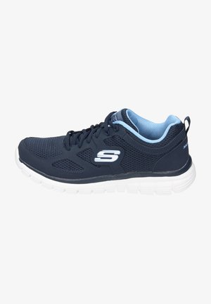 Marineblaue Sportschuhe mit einem atmungsaktiven Obermaterial aus Mesh, hellblauen Akzenten, weißer gepolsterter Sohle und Logodetail an der Seite.