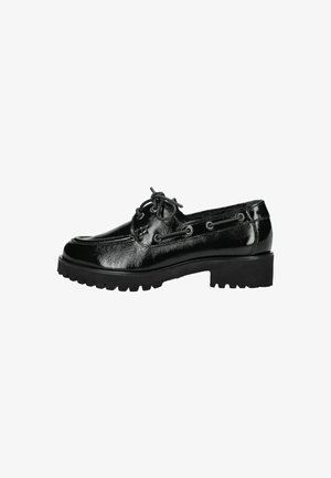 Chaussure à lacets en cuir verni noir avec semelle crantée épaisse et couture de style mocassin, vue de l'extérieur.