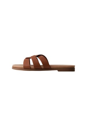 Sandalia plana marrón con tres amplias correas de cuero que cruzan el pie y una suela ligeramente elevada en el talón.