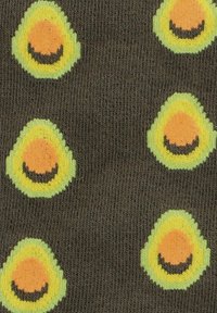 Skarpety dziane w ciemnobrązowej bazie z powtarzającymi się wzorami awokado w kolorach zielonym, żółtym i pomarańczowym, ukazujące wyraźne kształty i detale.