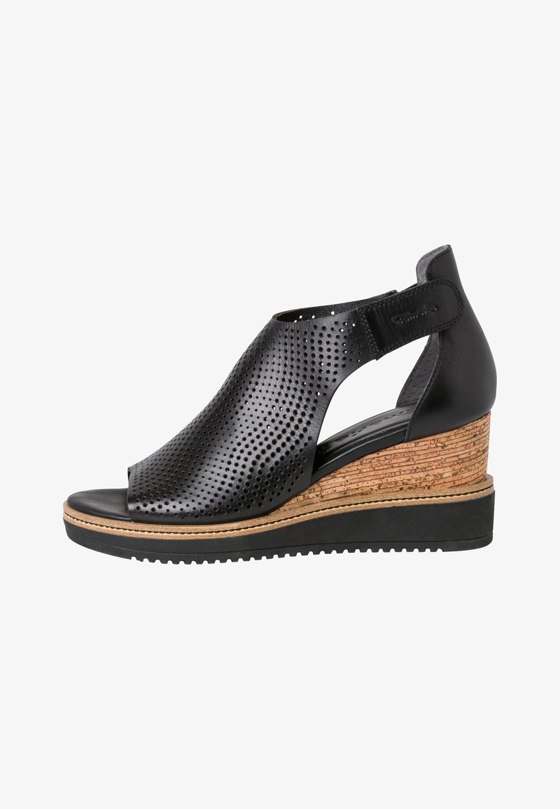 Sandale compensée en cuir noir avec dessus perforé, bout ouvert, semelle intermédiaire en liège et bride de cheville réglable avec fermeture auto-agrippante.