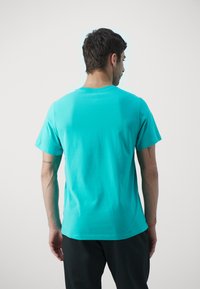 Nike Performance CREW SOLID - T-skjorte til trening - dusty cactus