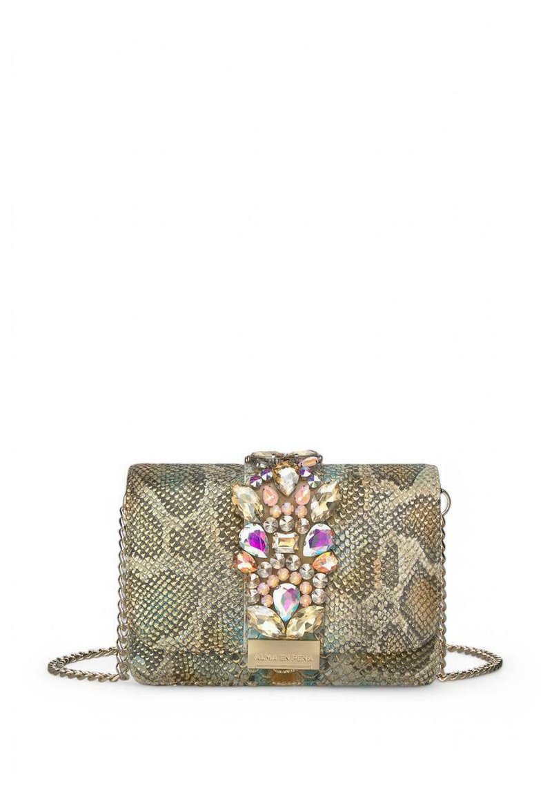 Bolso de mano hecho de piel de serpiente texturizada en tonos verdes y dorados, con un adorno decorativo de strass en la parte frontal y una cadena como correa.